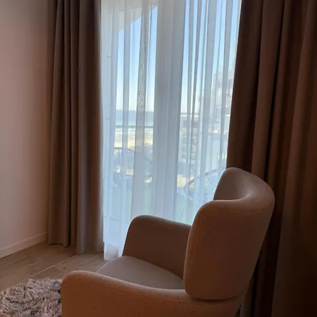 Zyra Seaside Infinity Apartment Нэводари