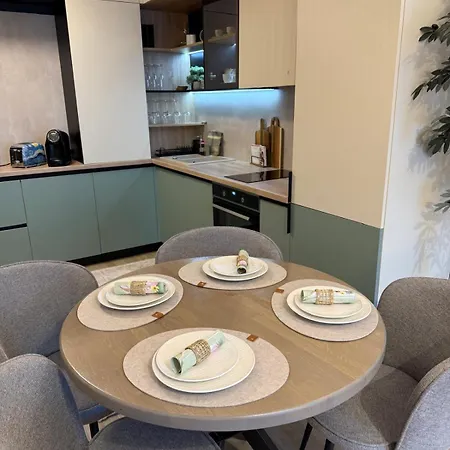 Zyra Seaside Infinity Apartment Нэводари