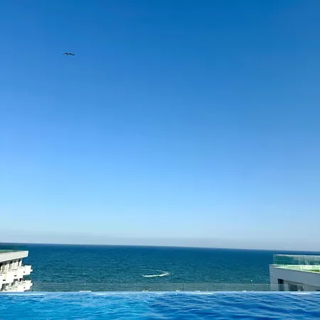 Zyra Seaside Infinity Apartment Нэводари