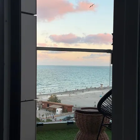 Zyra Seaside Infinity Apartment *